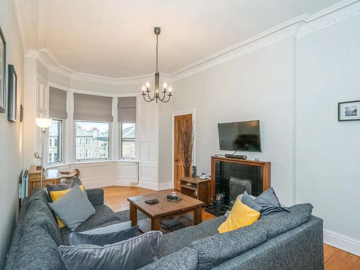 Newly Decorated Spacious 2Bed Flat In Chic Area location